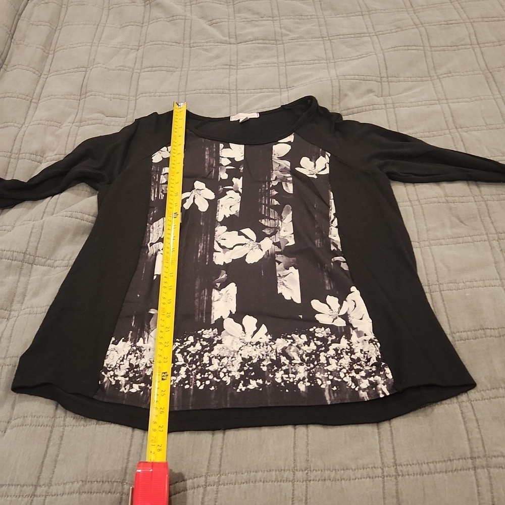 Elegant Black and White Floral Long Sleeve Top Size L! - Picture 6 of 7
